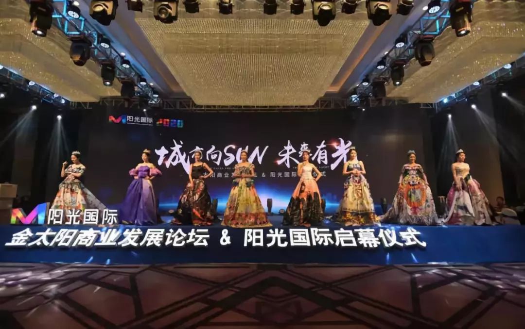 商业周刊｜LV母公司收购Tiffany，家乐福旗舰店正式上线苏宁易购，阿里巴巴正式在港交所上市……