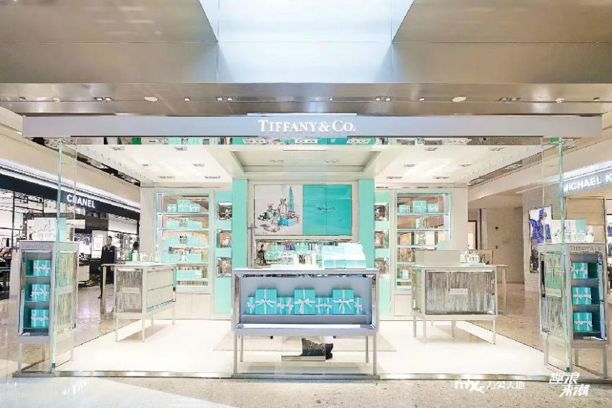 商业周刊｜LV母公司收购Tiffany，家乐福旗舰店正式上线苏宁易购，阿里巴巴正式在港交所上市……