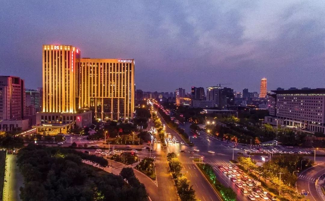 一路之隔北龙湖，谁是城市新主角？