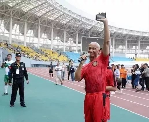 香港明星足球队公益慈善赛举行,香港足球明星队苏州公益赛