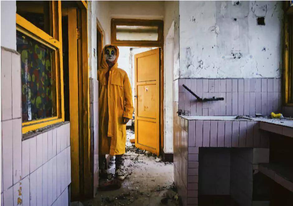 这张图非常火，很多网友留言说：这个星星就不知道把板凳往前挪一挪吗？