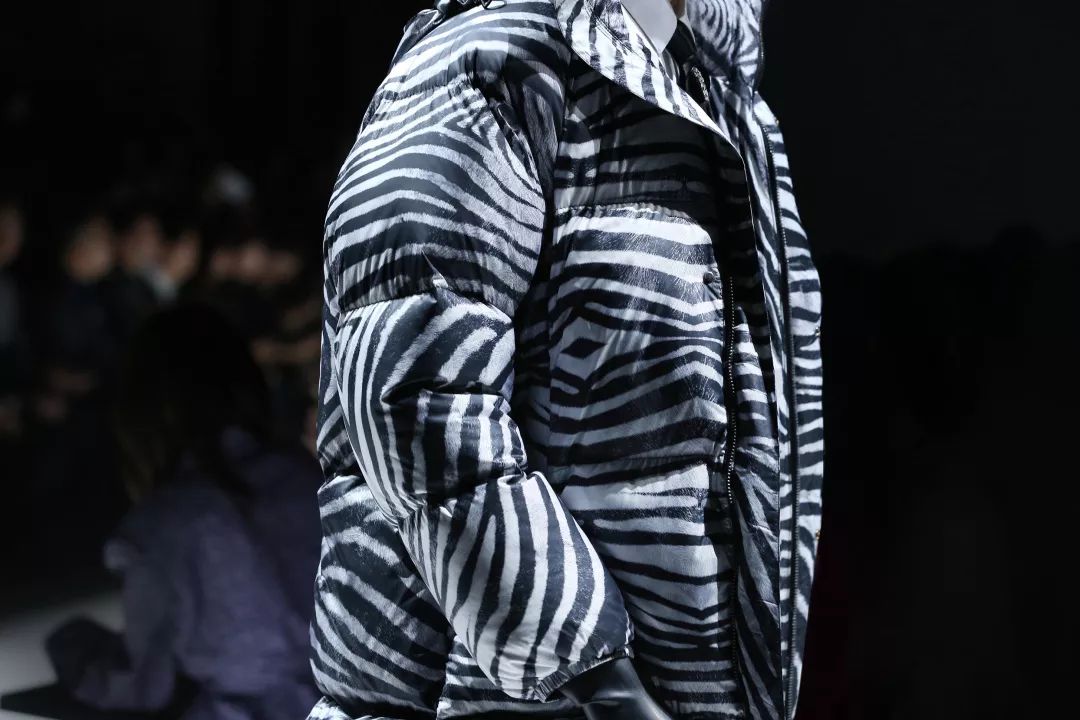 李宇春最新短款羽绒服,李宇春同款羽绒服长款