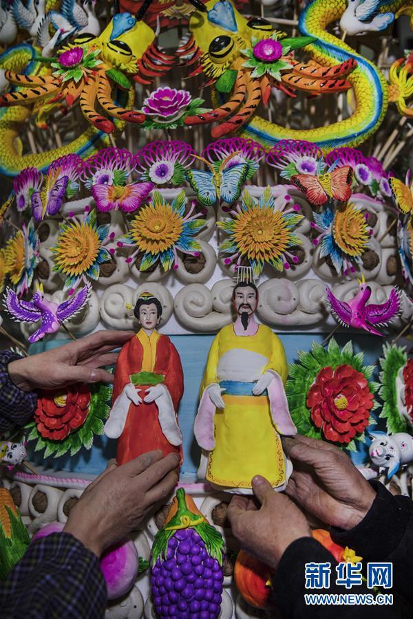 “秦东巧娘”李金贤巧手捏出新生活