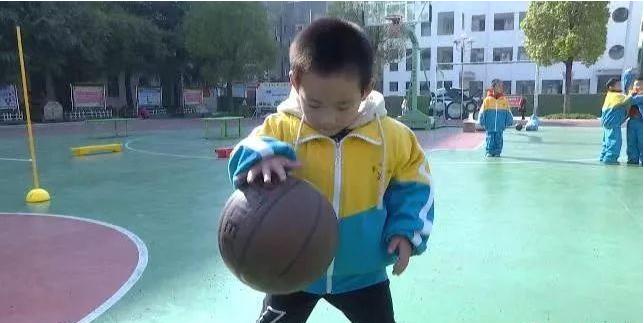 趣味亲子运动会萌娃家长乐翻天,小朋友玩的趣味运动会