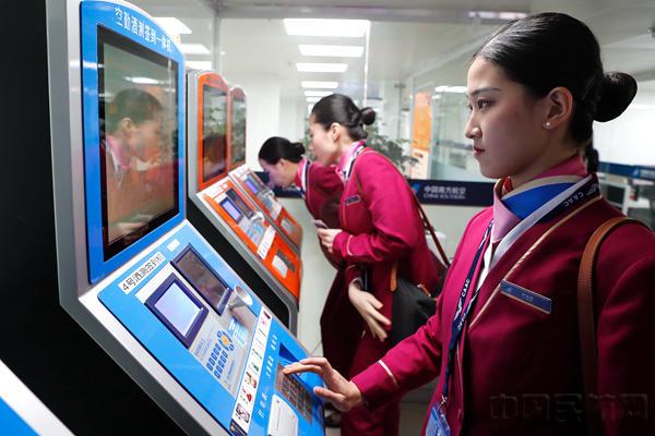 南航公众开放日大学生走近机长与签派