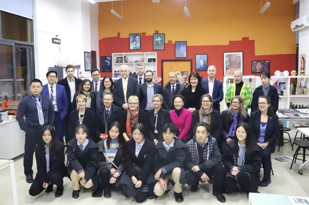 厉害了！16所英国名校大学校长齐聚武汉这所高中，与师生共话创意教育