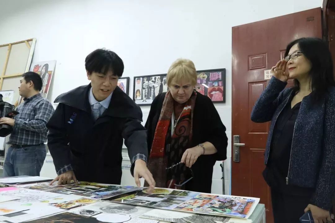 厉害了！16所英国名校大学校长齐聚武汉这所高中，与师生共话创意教育