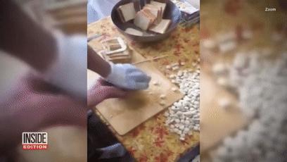 切出40000块面包丁玩拼图，无聊吃货的最高境界？甚至鸽子粪都不放过？