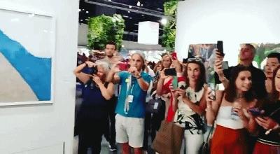 艺术大神卡特兰仅用一根香蕉就废掉了迈阿密巴塞尔200多家画廊！可是突然被另一个艺术家当场吃掉了