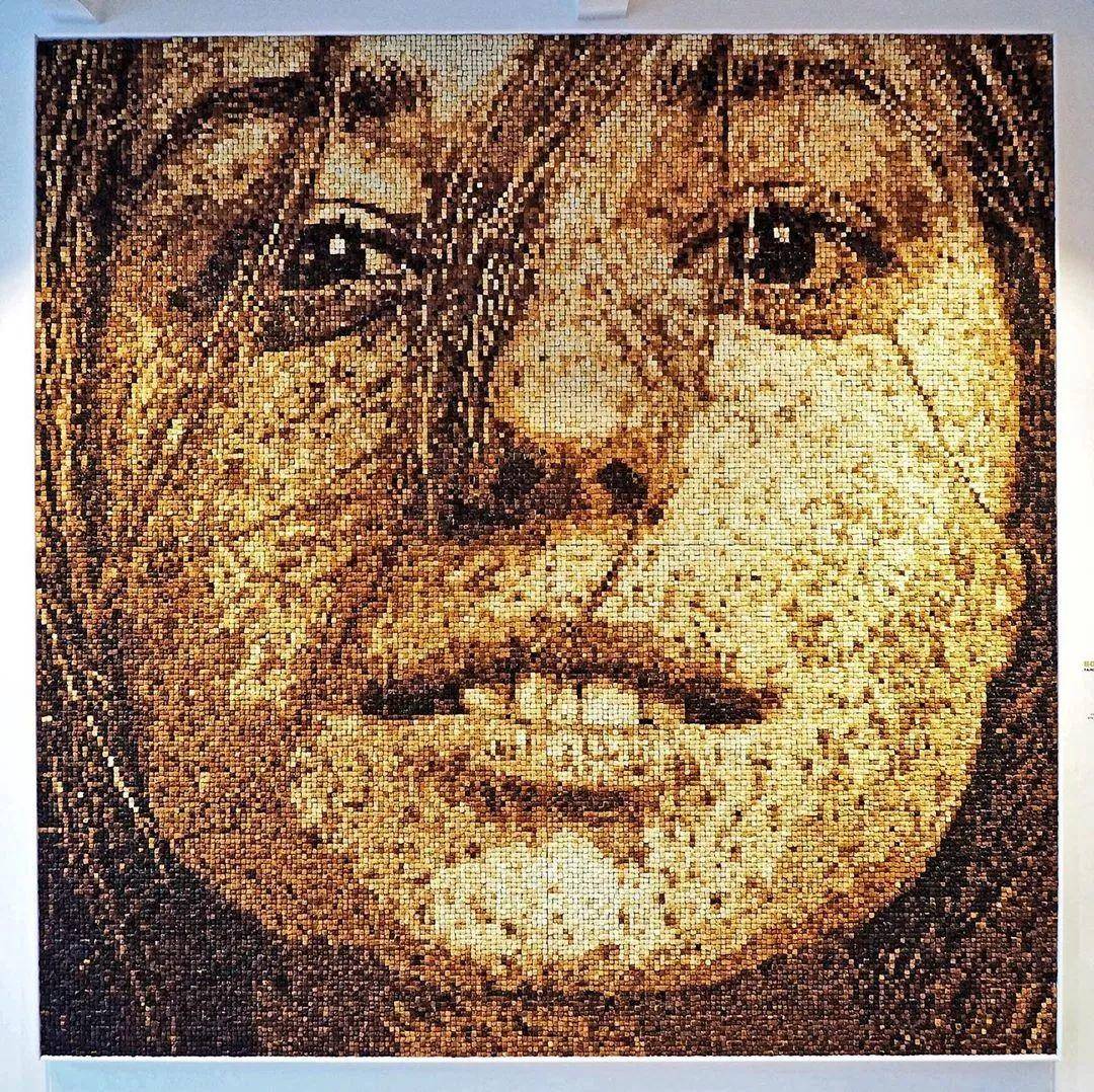 切出40000块面包丁玩拼图，无聊吃货的最高境界？甚至鸽子粪都不放过？