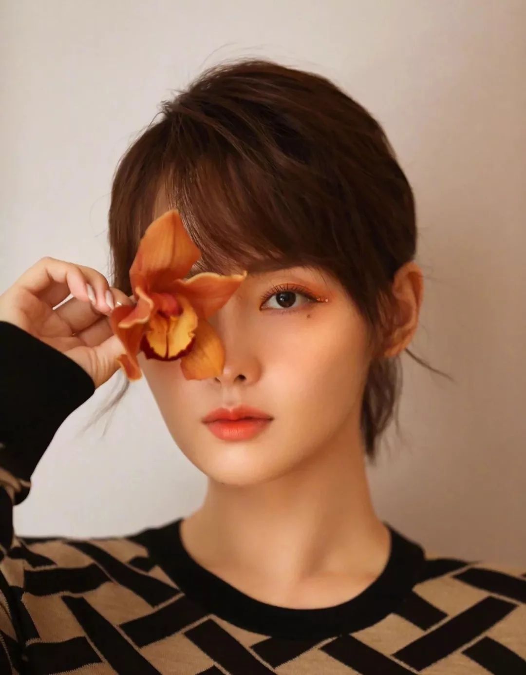 在李纯的高铁化妆视频里,我发现了女明星画眼影的新潮流