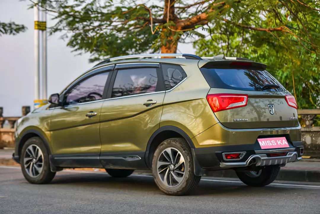 严重老化开裂,雨刮还不换?只会加玻璃水的7年老司机终于迎来换雨刮首秀!宝骏560女车主“*力暴**”安装的新雨刮,靠谱吗?