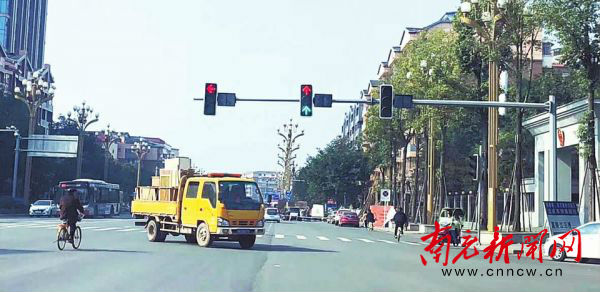 绿灯闪烁发生交通事故怎么判定,红绿灯故障红灯绿灯同时亮