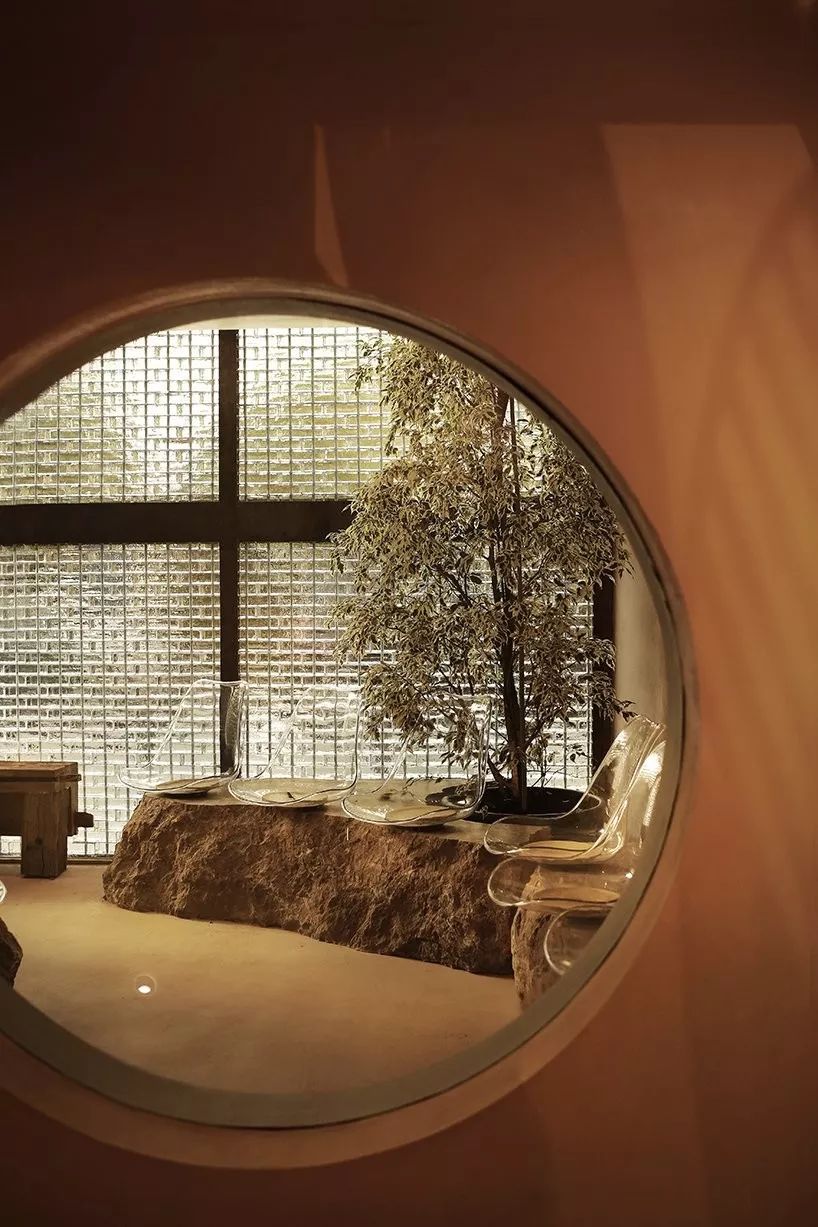 倪妮泳装“湿身”撩人;陈冠希“炒鞋”引群架;无印良品搞装修