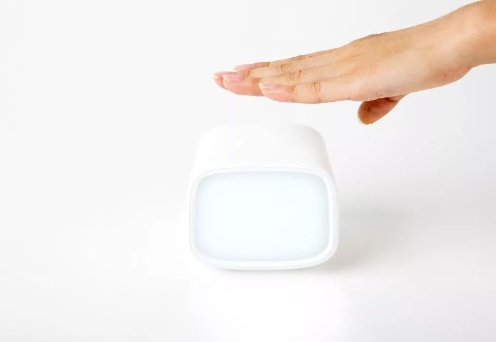 这个遥控器叫“挤粉刺”，按的时候就像我们在挤自己的青春痘