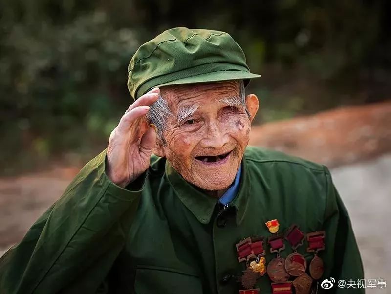 95岁抗战老兵最后的心愿令人泪目,92岁老兵回忆抗美援朝数次落泪