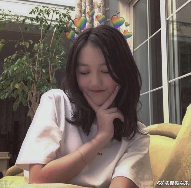 李嫣近照五官气质超像王菲,李嫣晒美照浓妆艳抹气场十足