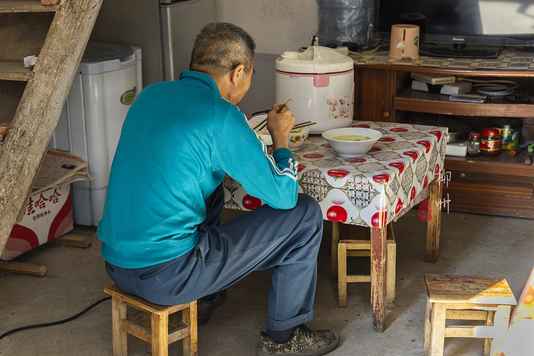 这个古镇好奇怪，门前放元宝，商号大门开洞，城隍爷与关二爷作伴