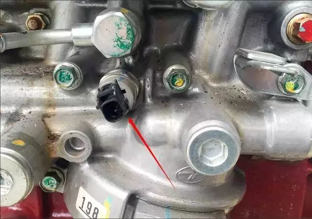 挖机上各种电磁阀的作用,修挖机测液压表