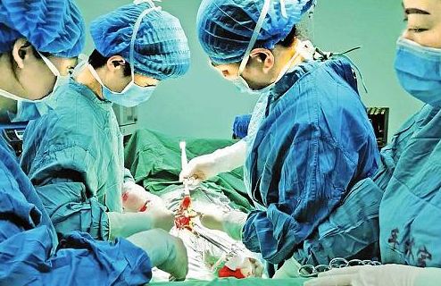 镇安一孕妇胎盘早剥情况危急，医生4分钟顺利接生女婴化危为安……