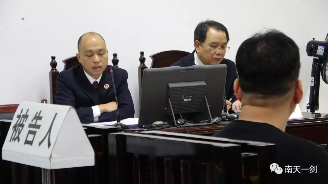 副局长当庭痛哭！今天，两名“保护伞”出庭受审！