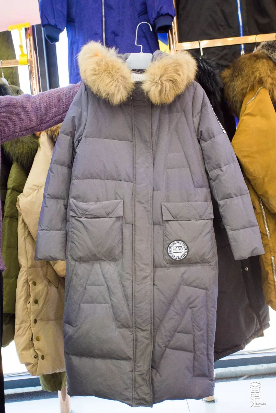 品牌羽绒服工厂99清仓,番禺南村羽绒服厂家清仓