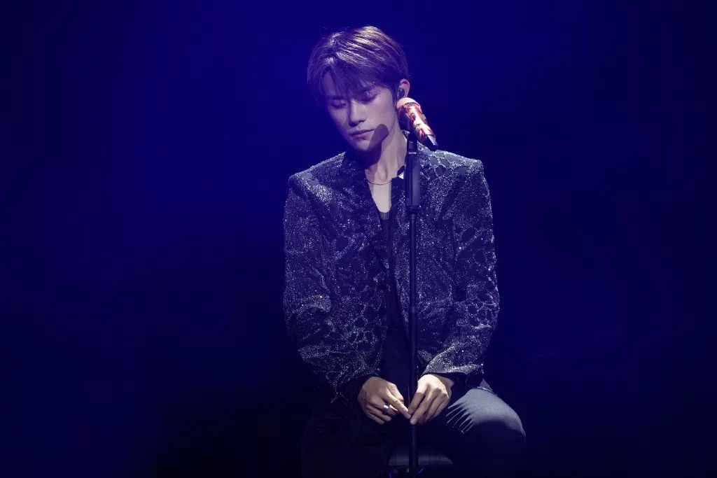 易烊千玺阿玛尼晚宴和别人聊天,易烊千玺阿玛尼晚宴打招呼