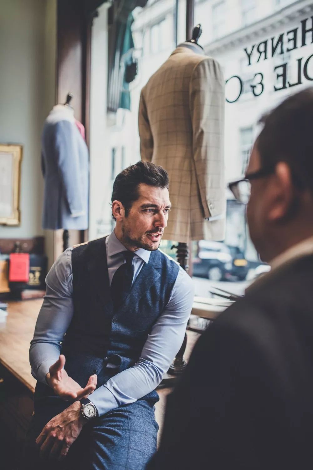 每次坐下牛仔裙后面都出现褶皱,坐下时衬衫扣子翘起