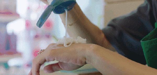 呵护手足|戴手套=精油SPA？还不耽误玩手机？30分钟急救手膜足膜，死皮老茧全消失，让你从头嫩到脚