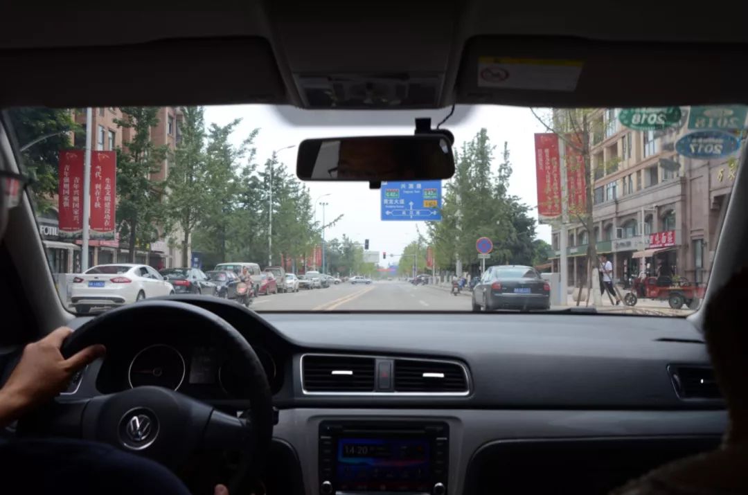 左手丰田右手大众,只花了不到5w成为人生赢家!这辆二手的朗行配置不输自家的卡罗拉!车主赚到了