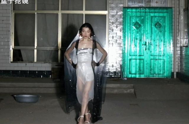 西安农村小伙模仿刘雯走红,农村小伙走秀走红