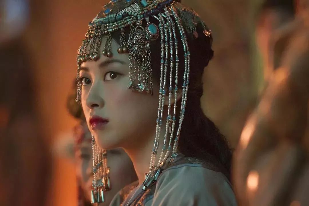 连续8年蝉联全球最美100人，35岁性感*物尤**凭美胸翻红，网友：我就是馋她身子