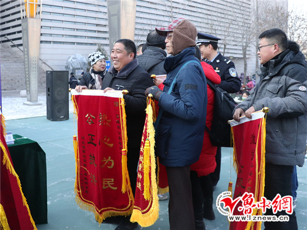 临淄公安退赃大会,民警向受害群众返还赃款