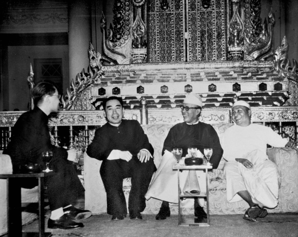 习*平近**同缅甸领导人驻足观看的这组照片太有故事