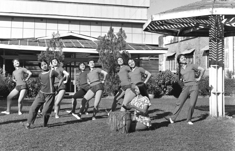 习*平近**同缅甸领导人驻足观看的这组照片太有故事