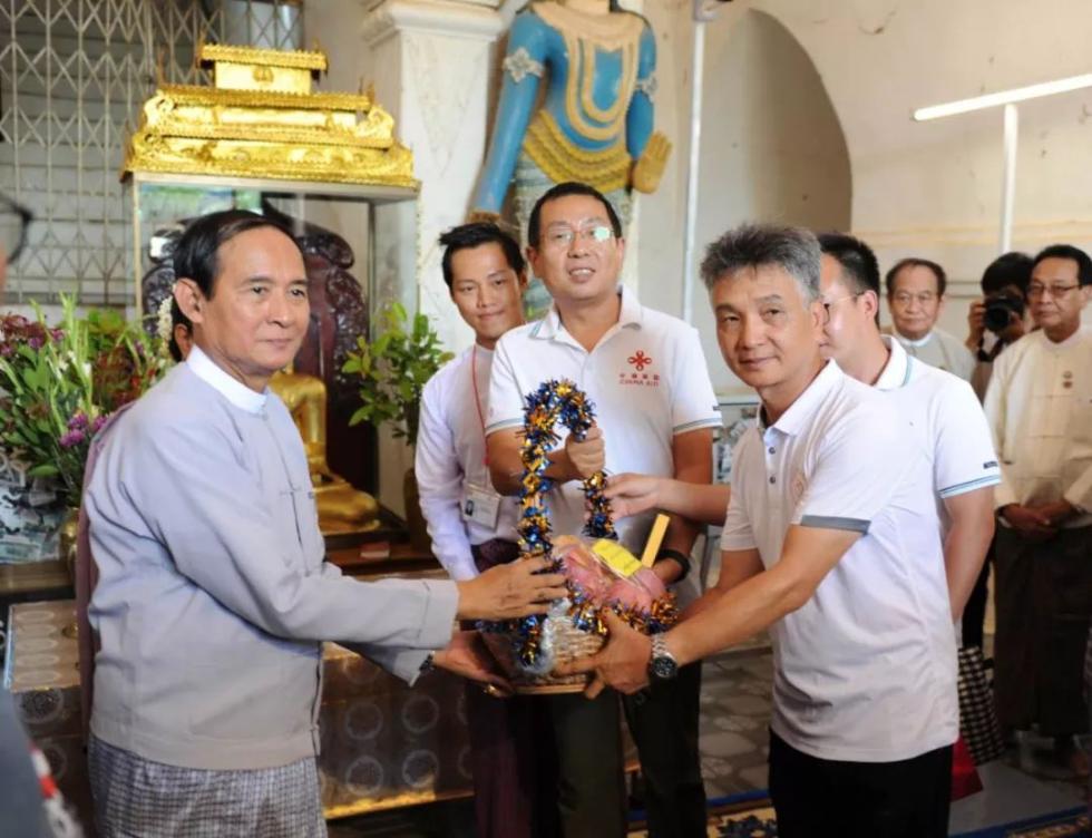 习*平近**同缅甸领导人驻足观看的这组照片太有故事