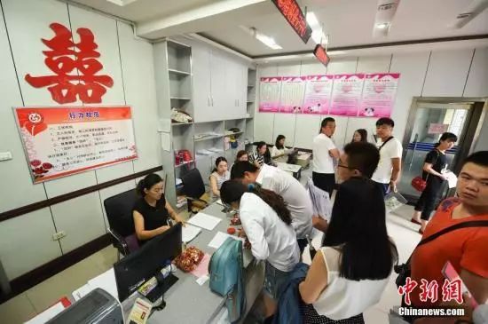 夜读｜结婚“吉日”，民政局就得加班？