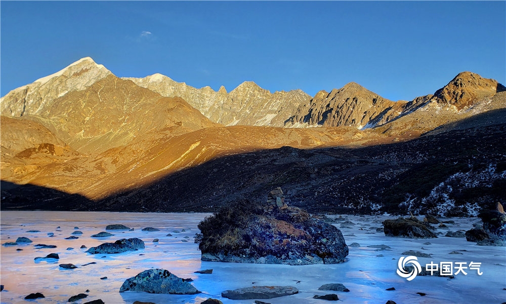 四川康定雪山迎朝阳日照金山无比震撼
