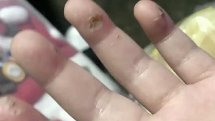 一女子买奶茶闻到烧焦味,女子正在买奶茶闻见焦味