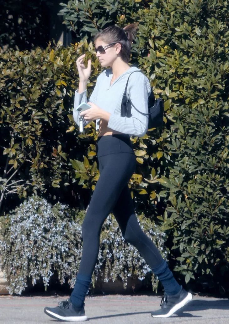 时髦办|18岁的Kaia怀孕了???其实LV太子妃也是19岁当妈妈的