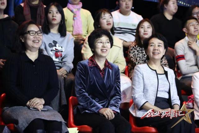 传统文化与时尚相碰撞、小小绣花针“编织”草原风姿...这批女性创业者点燃梦想，绽放巾帼风采→