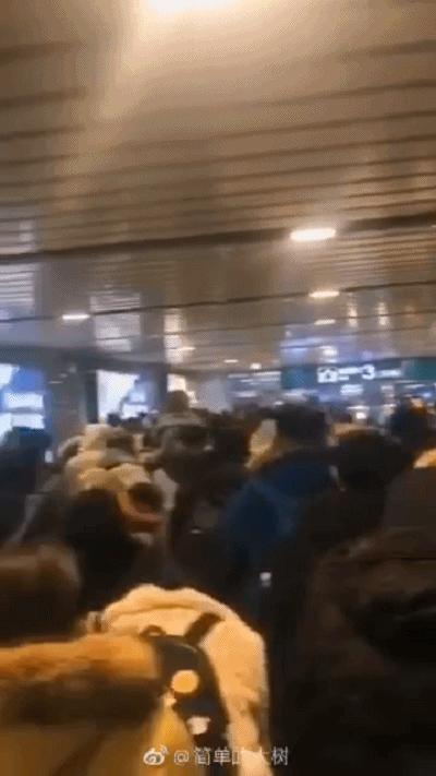 返程各个车站真实视频,上海返程高峰火车站