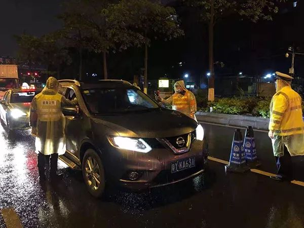 党员先锋筑牢防疫屏障,党员为基层防疫一线注入新的力量