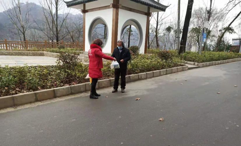 元宵节送温暖防疫一线的文章,疫情当前农村元宵节送灯