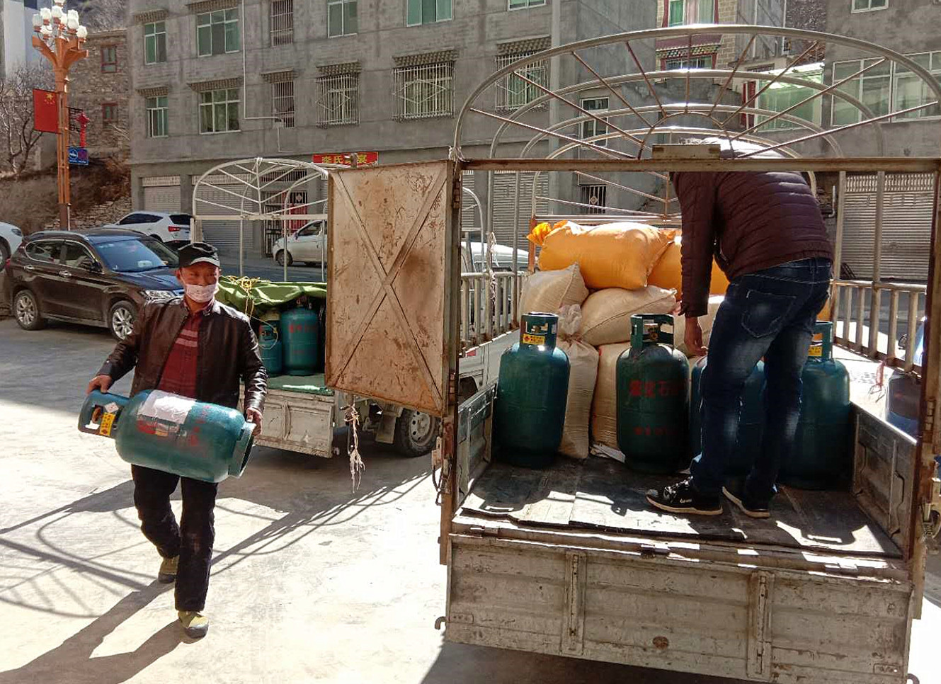 小金:“代购队”免费送货上门,村民安心“宅”家抗疫