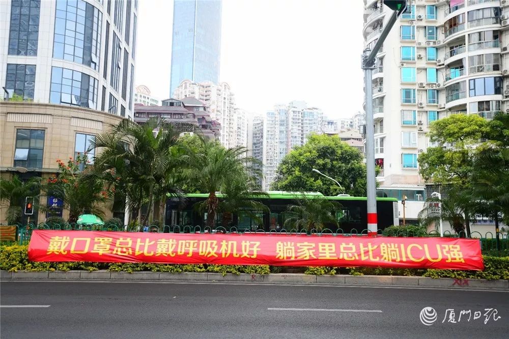 厦门街头硬核标语，话糙理不糙