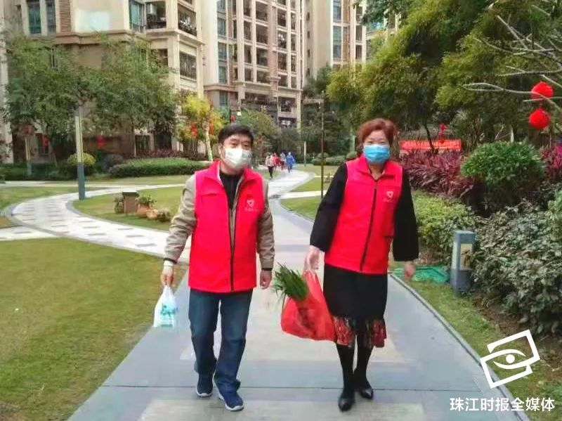 党旗飘扬我是一名老党员,党旗飘扬退休老党员