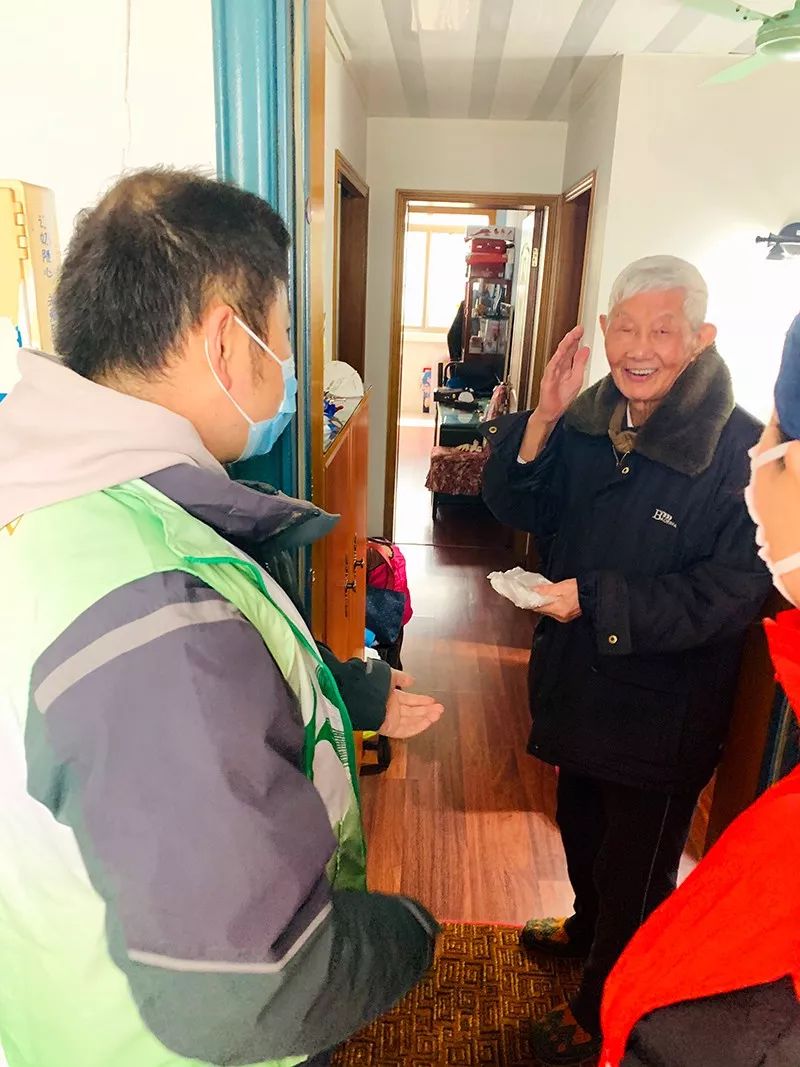 代购蔬菜、送药上门……吴淞这群居委干部开启新“副业”