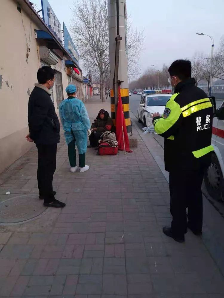 伊州区公安民警救助老人,巡特警大队救助晕倒老人