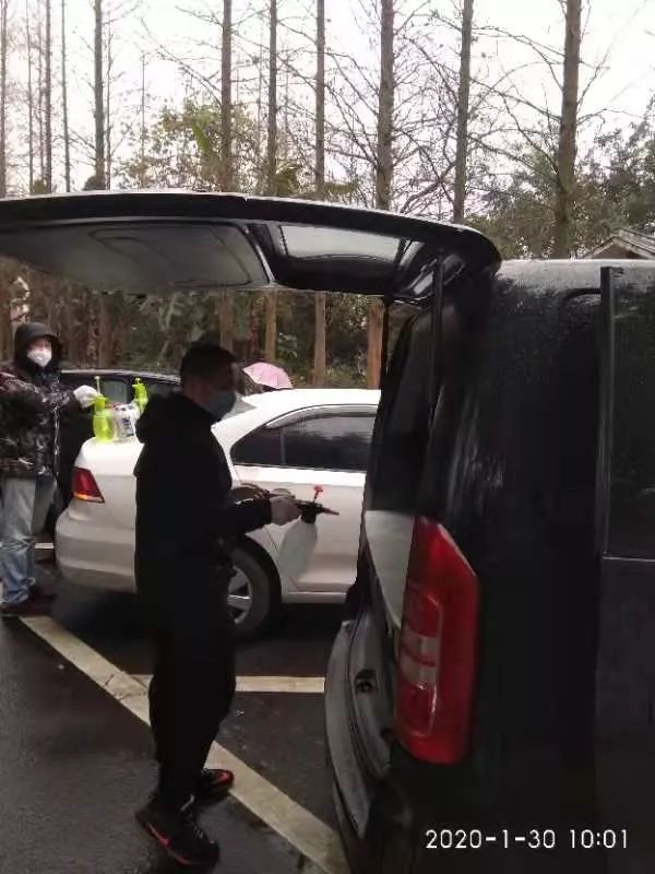 车轮上的防疫战：24小时，乐山滴滴师傅建立起车辆免费消毒站点